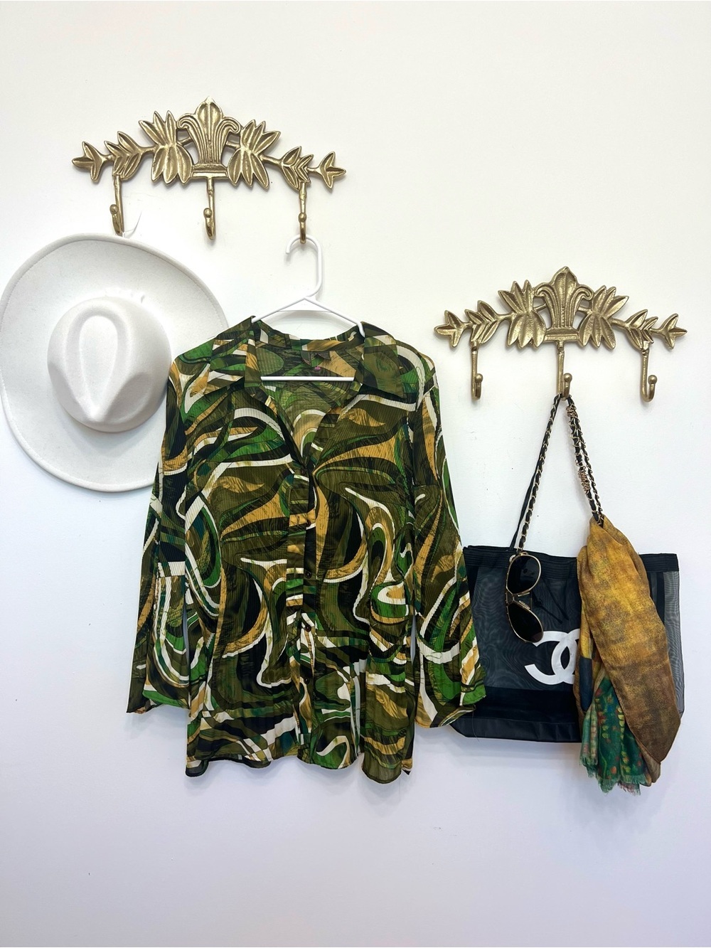Abstract Green & Olive Button-Front Blouse ptp 22.5 l 27”